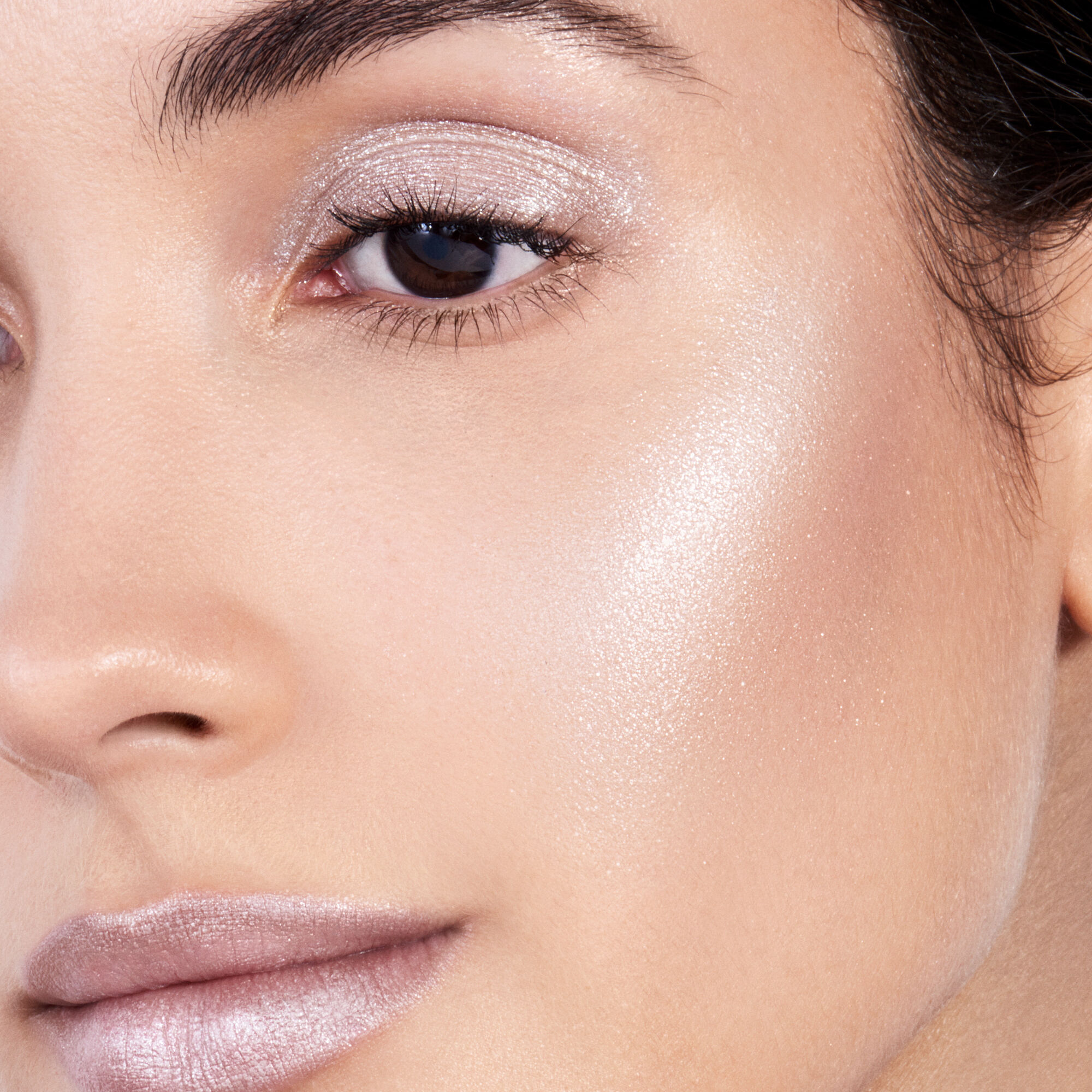 Aura Dew – Visage, Yeux, Lèvres, Lunar